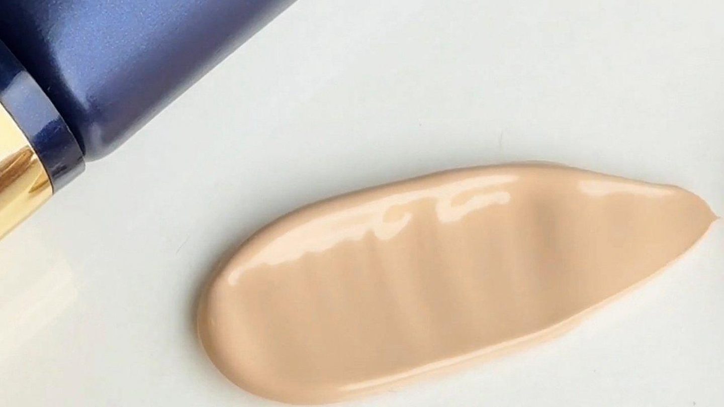 Максимально укрывающая тональная основа для лица и тела SPF 15 — фото 3