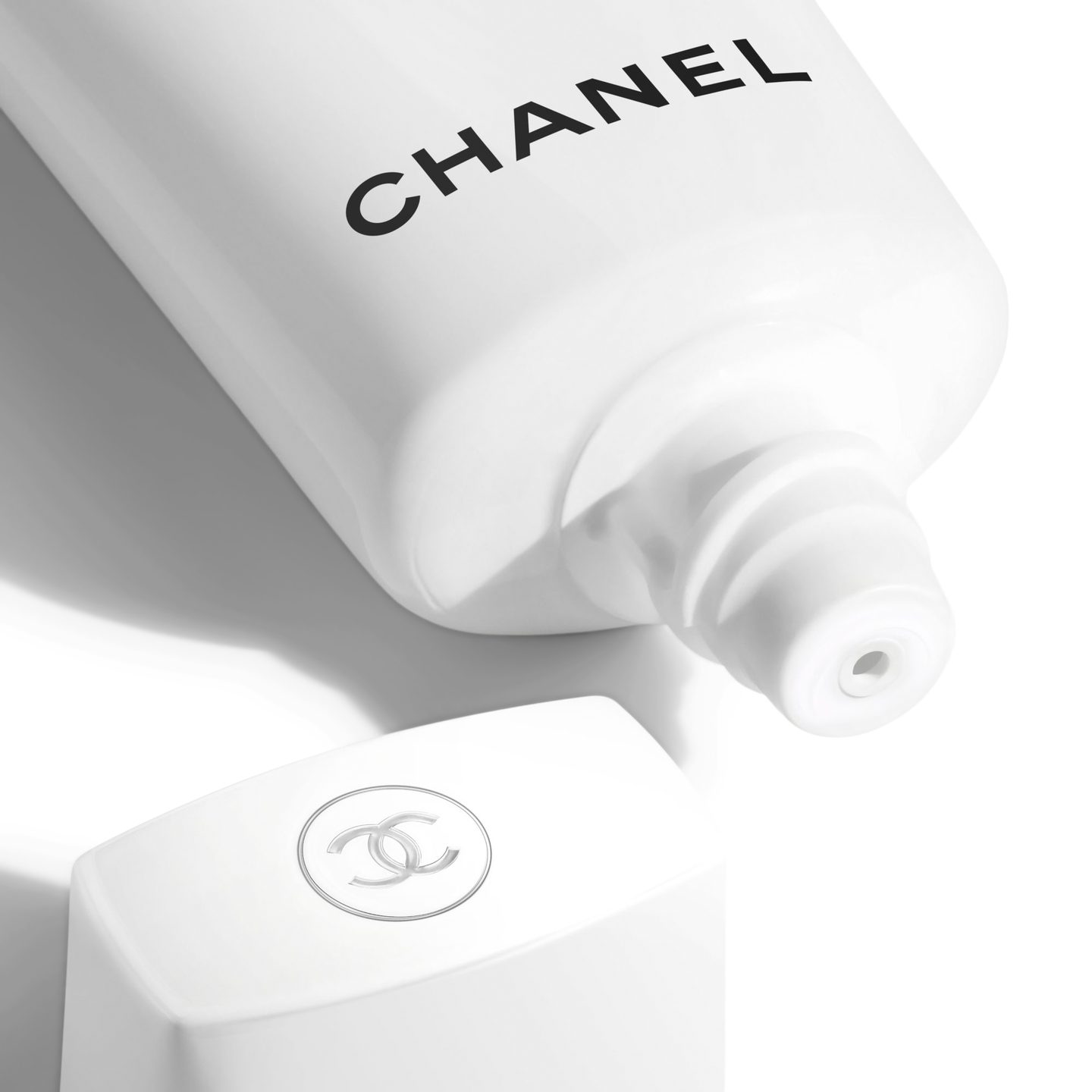 UV ESSENTIEL Защитный солнцезащитный крем с антиоксидантами SPF 50 — фото 3